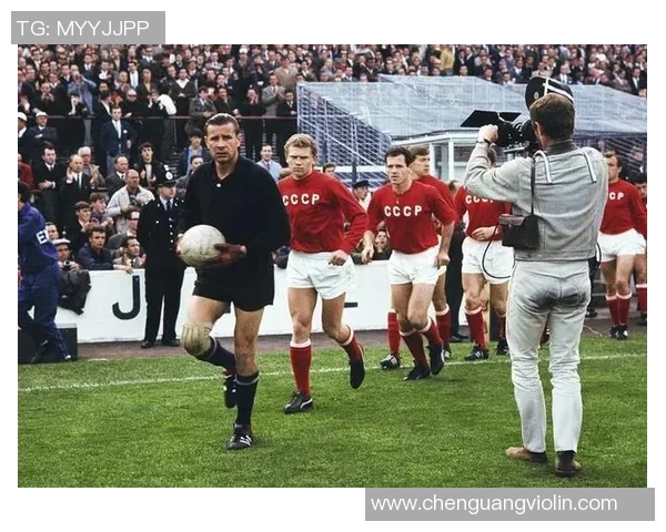 俄罗斯足球明星的辉煌历程与成就解析 俄罗斯足球明星的辉煌历程与成就解析